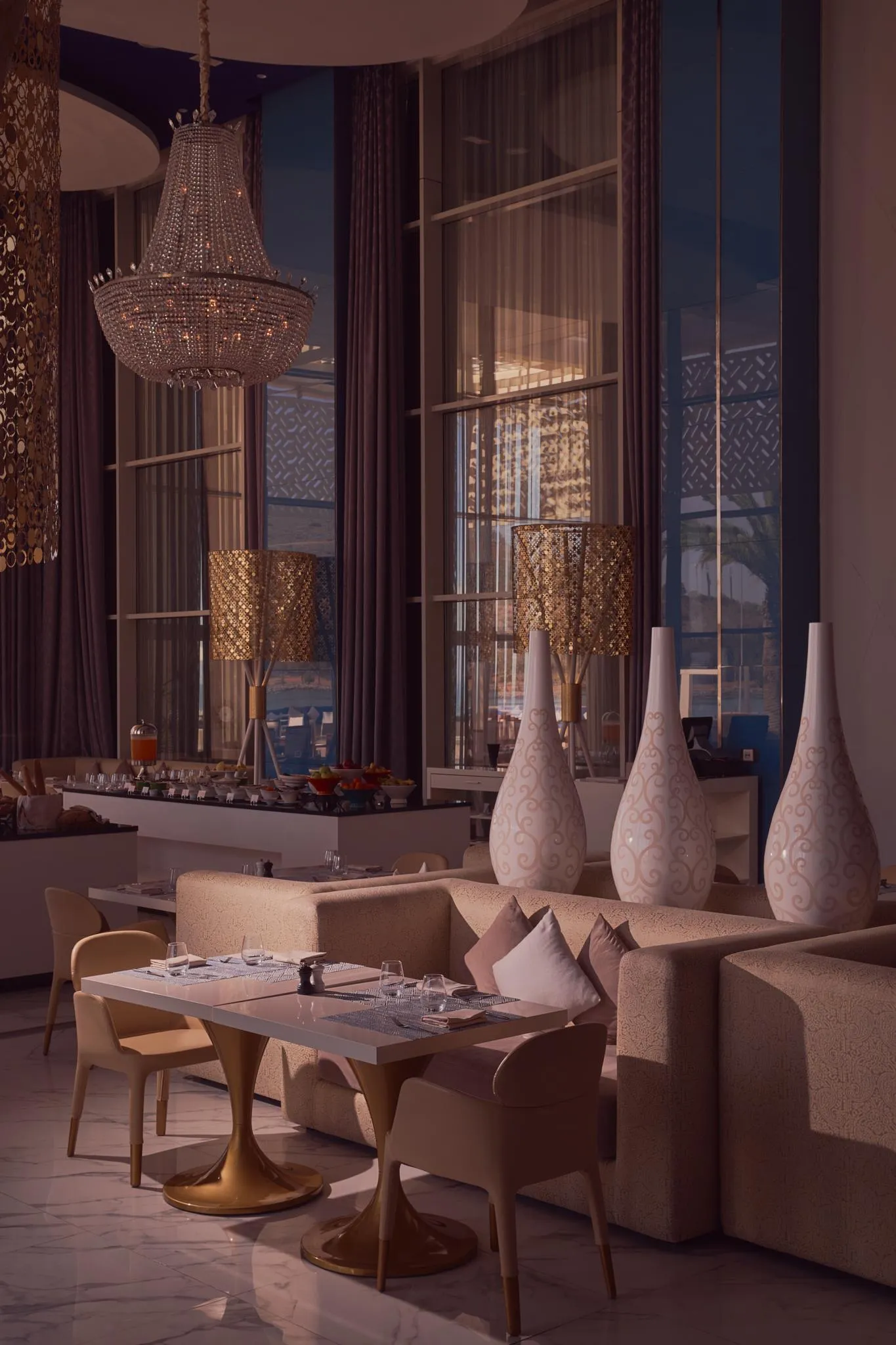 Un salón elegante con sofás, una mesa de comedor y jarrones decorativos frente a grandes ventanas que ofrecen una vista exterior